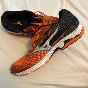 Mizuno Wave Sayonara 3 men’s size 13 running shoes. Barely worn, like new.